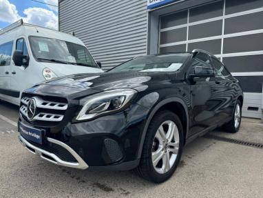 Voir le détail de l'offre de cette MERCEDES-BENZ GLA 180 122ch Sensation 7G-DCT Euro6d-T de 2019 en vente à partir de 224.3 €  / mois